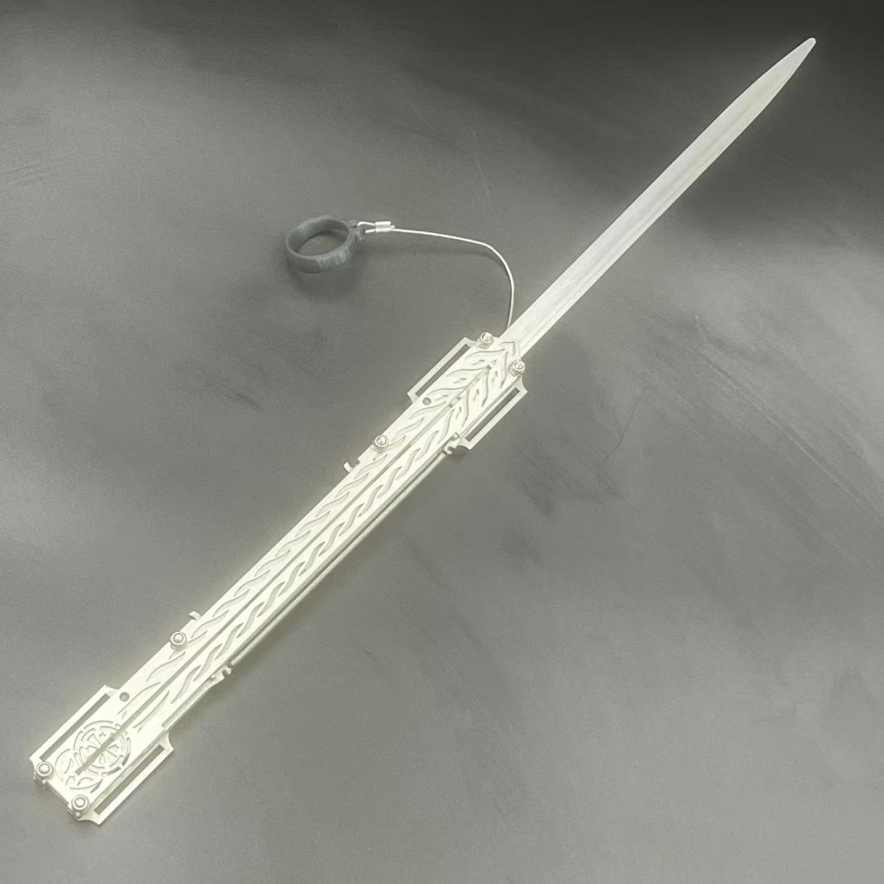 Cosplay Prop Dagger - 大人用ハロウィン小道具 ステンレス鋼製伸縮式スリーブソード 薄い金属製騎士コスチュームアクセサリー ユニークな誕生日プレゼント 男性女性向け